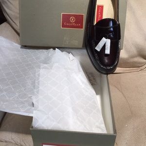 ColeHann Pinch Tassel dress loafer 9.5 D burgundy